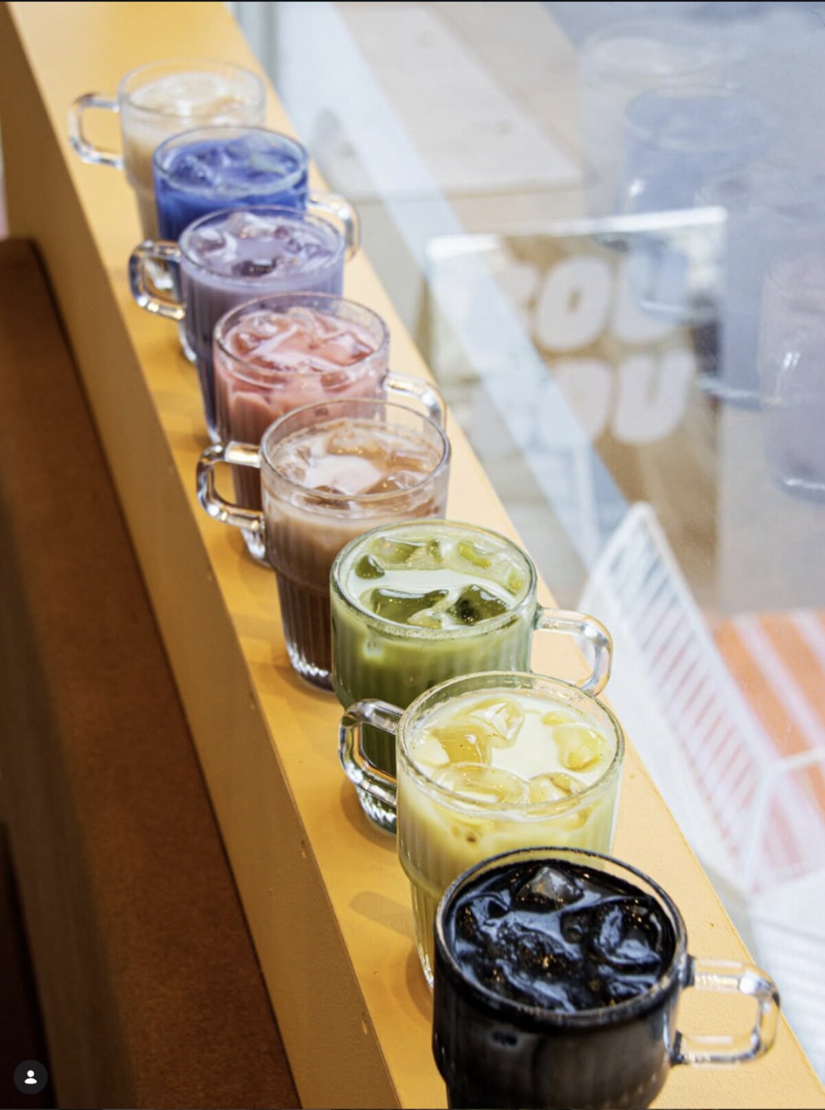 Rangée de lattes bio colorés glacés